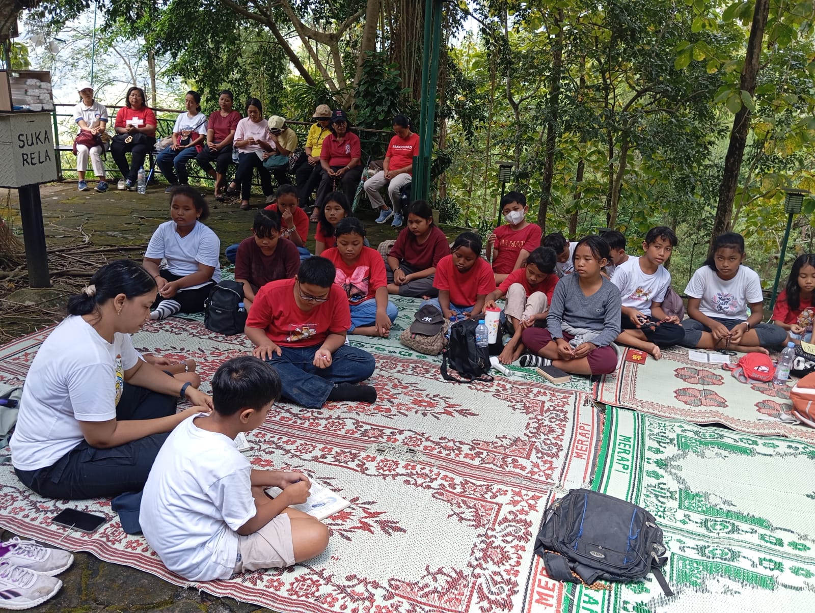 Anak-anak komuni pertama diajak untuk mlampah bersama menuju Taman Doa Gua Maria Giri Wening